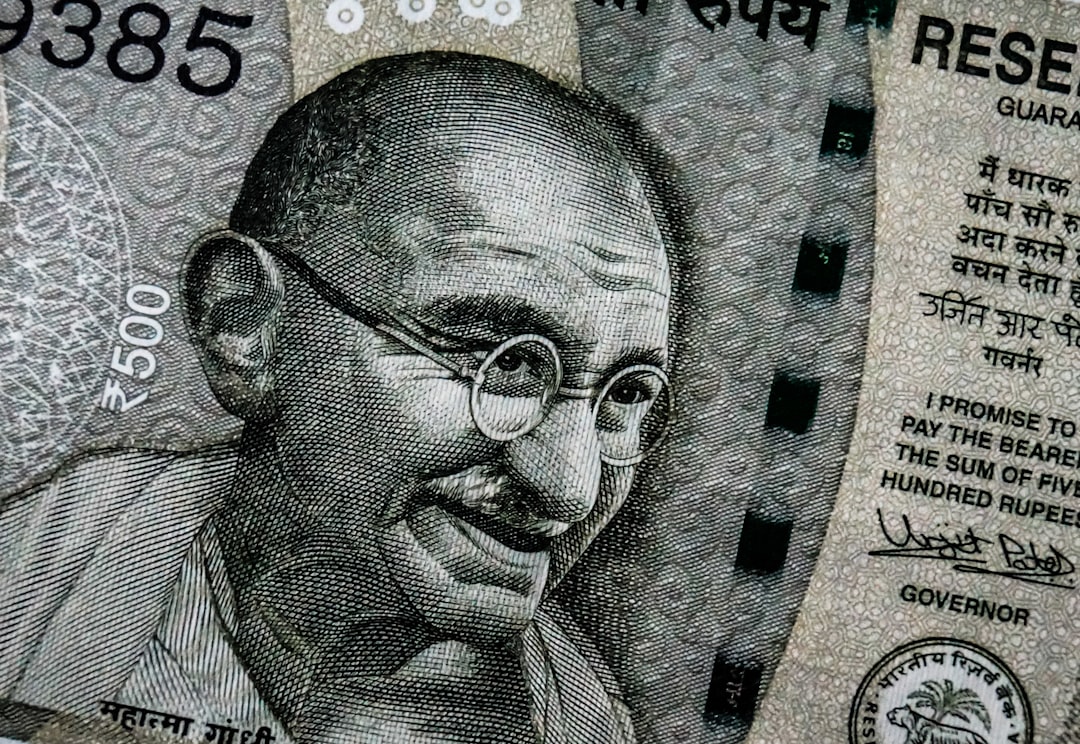 कच्चे तेल में गिरावट: क्या सोमवार को बाजार को मिलेगी उड़ान?